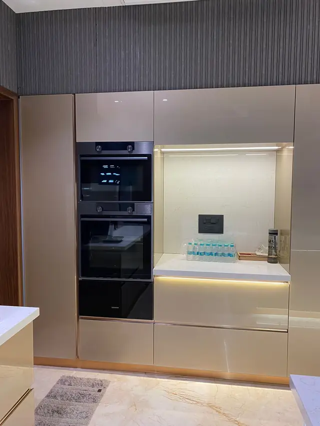 Built-in oven column with fluted grey wall panelling